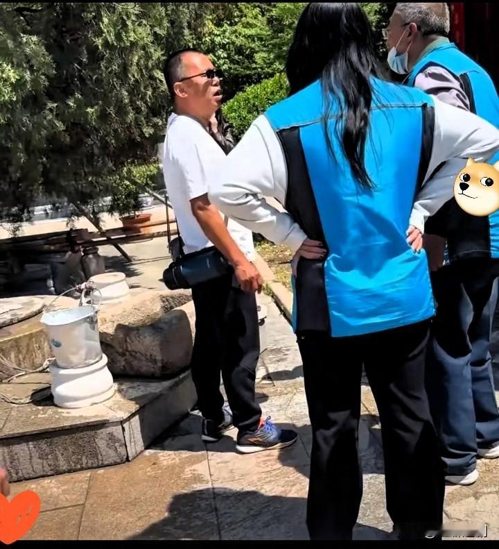 好心提醒反倒被怼，最丢人的从来不是没素质，是毁了孩子！
 
好心提醒一句都有错吗
