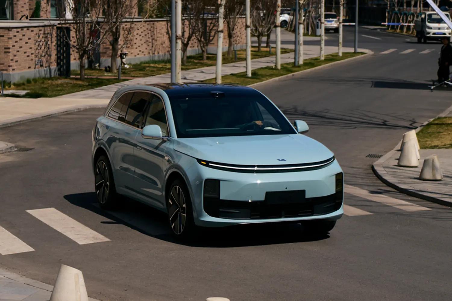 开理想L6通勤+短途用着是真顺手。车内空间很宽裕，放行李、随身杂物完全不局促，座