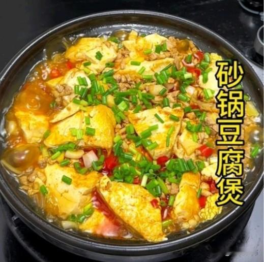 1. 豆腐切厚片，煎至两面微黄捞出；备好金针菇、青菜、虾皮、葱花。
​
2. 砂