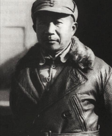 1942年，新四军副军长张云逸伪装成老农，去军部开会。不料被伪军拦下。警卫性急要