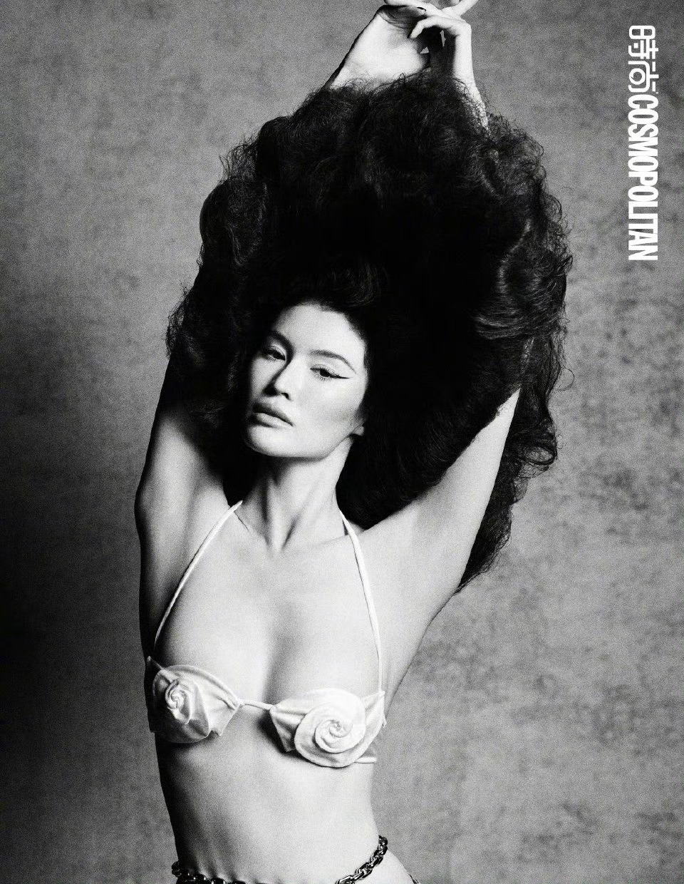 何穗  x  时尚COSMO三月开季刊，迎来超模何穗登封，复古时髦，表现力非常有