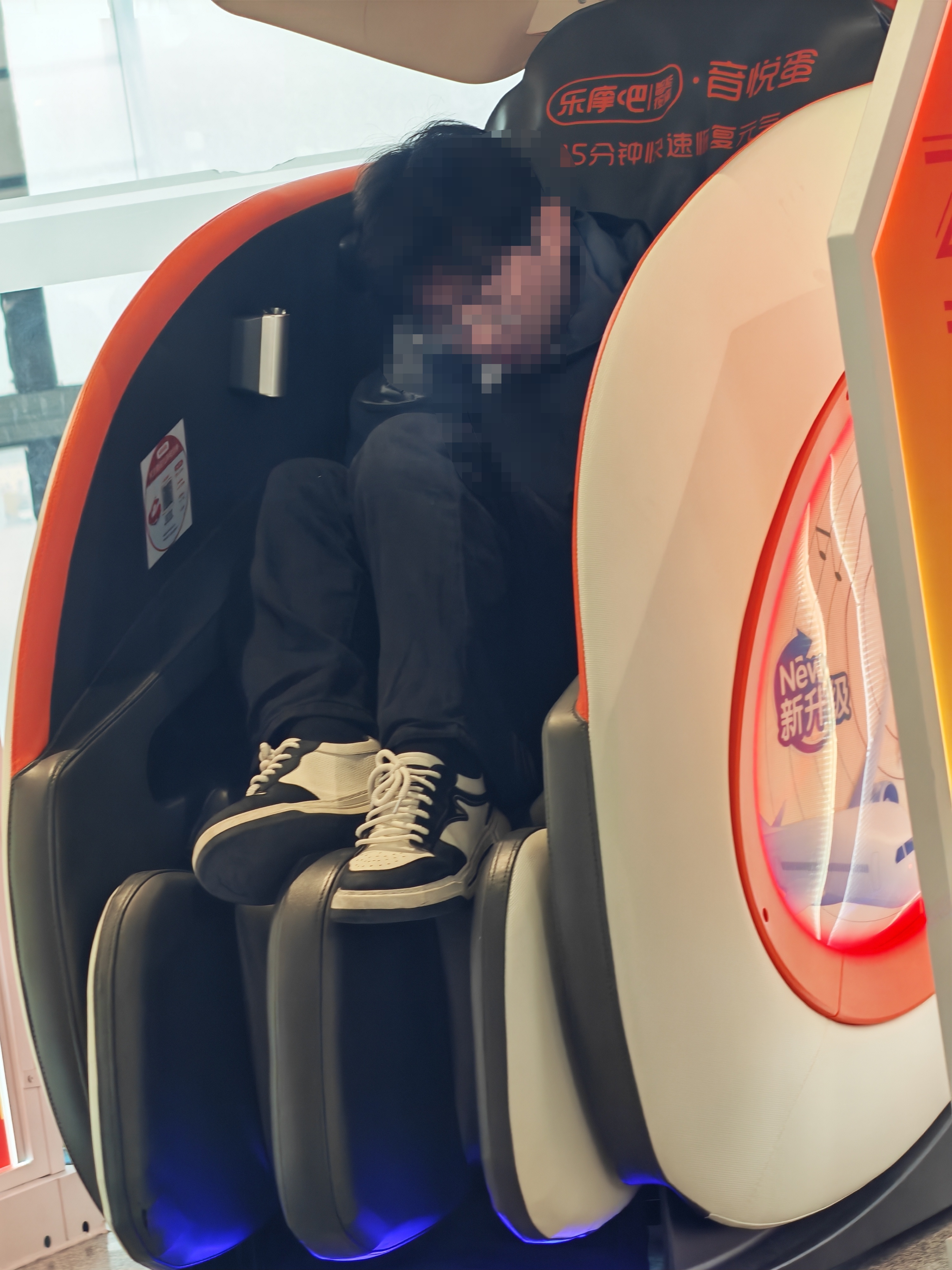 机场候机，大家如何看待这种行为？ ​​​