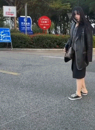 网友:鞋带卡公交车门上了！