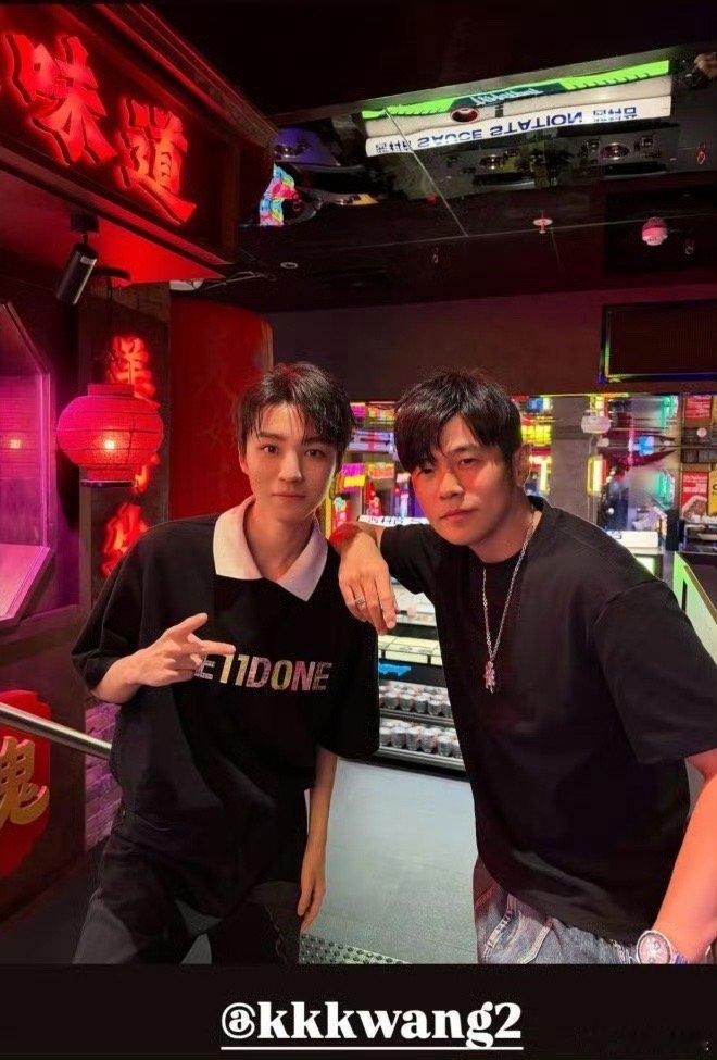 周杰伦晒与王俊凯合照周杰伦陈奕迅王俊凯一起聊音乐 2月2日，周杰伦在社媒晒出与陈