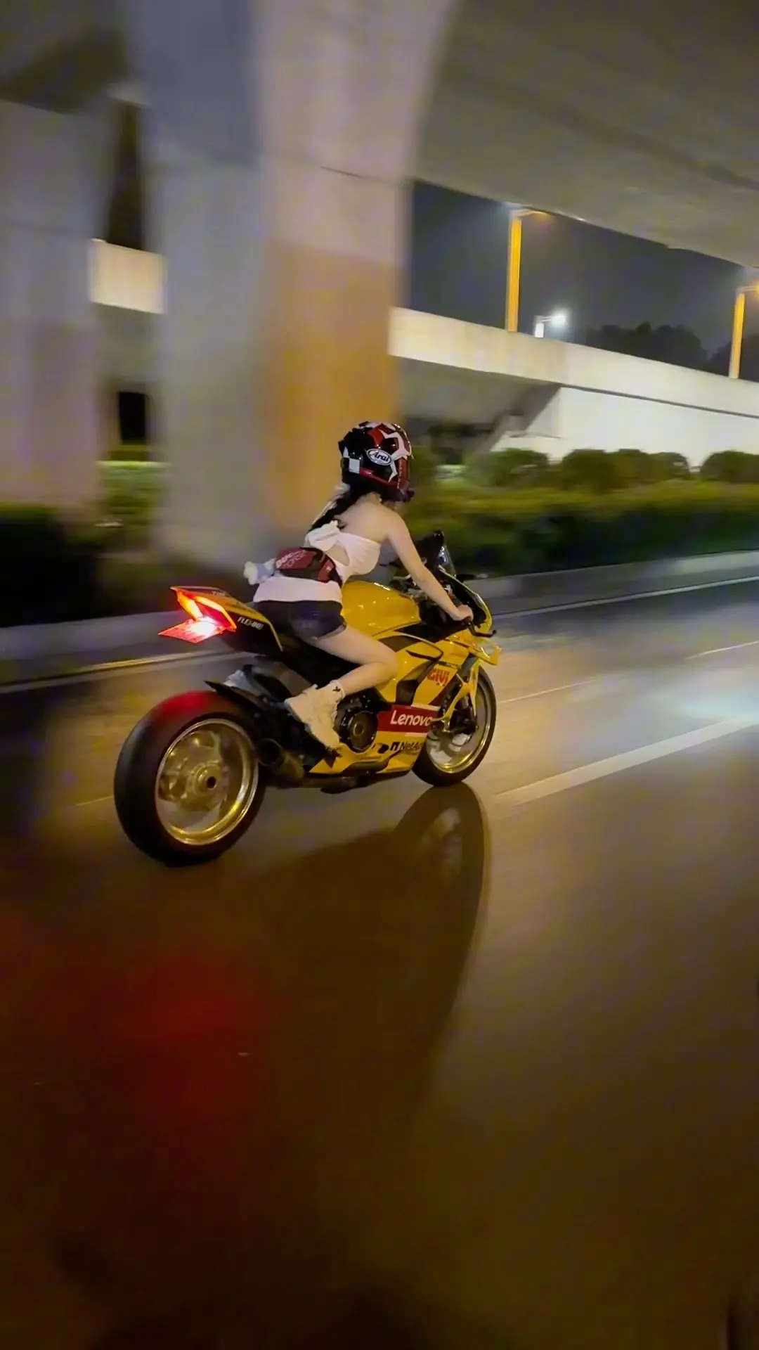 我遇见过很多人 他们并没有那么喜欢我 却打着爱的名义对我挑三拣四 可最...