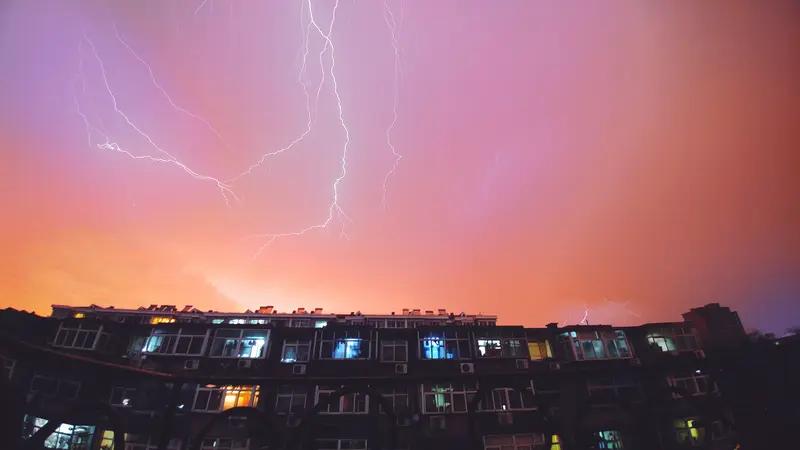 今晚的强对流天气，是“来也匆匆去也匆匆”，前后不到一个小时，雨不大，风不小，吓的