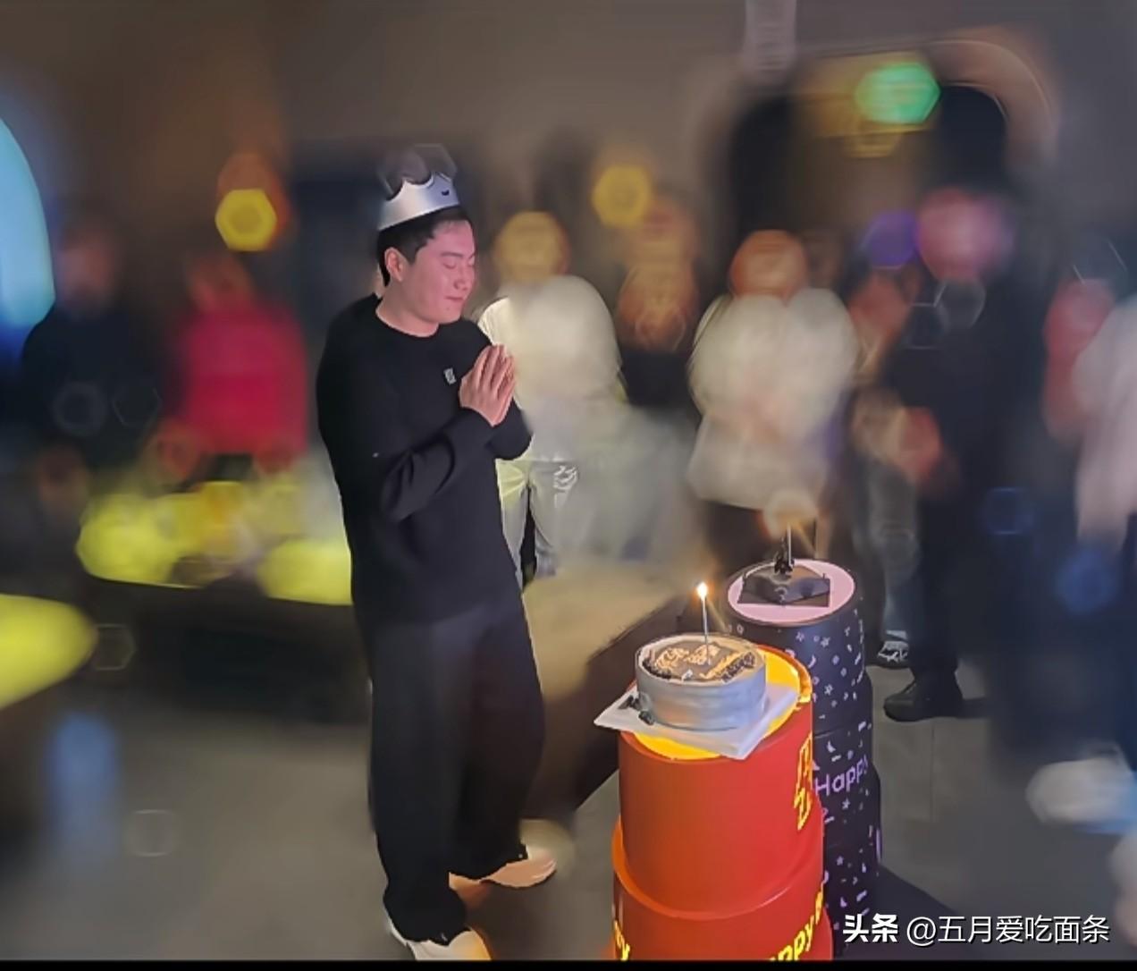 梁副队应该比较喜欢组局，
去年29岁生日组了好多人的局，
今年30岁生日又组了一