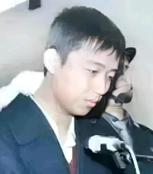 19岁的李旭拿着抢劫来的五十万当天就买了价值两千多块的摩托罗拉手机，晚上又是请狐