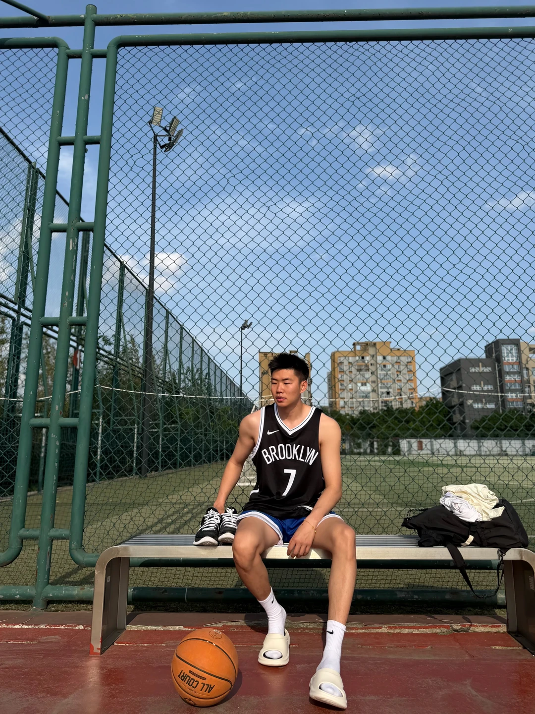打完球最爱穿拖鞋了