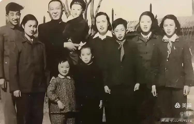 历史时光
1950年代，开国大将罗瑞卿与夫人郝治平及子女拍摄了一张温馨的全家福。