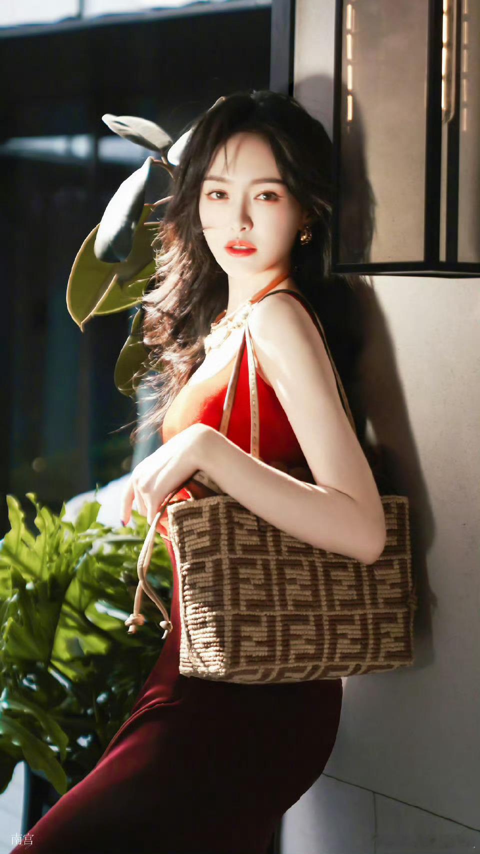 唐嫣绿意之中静谧倚于角落热烈 自信 大方 的美 ​​​