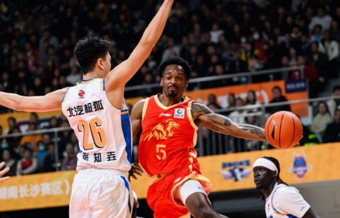 广厦51-41领先山西透露一个最重要信息！
北京时间12月12日，CBA揭幕战上