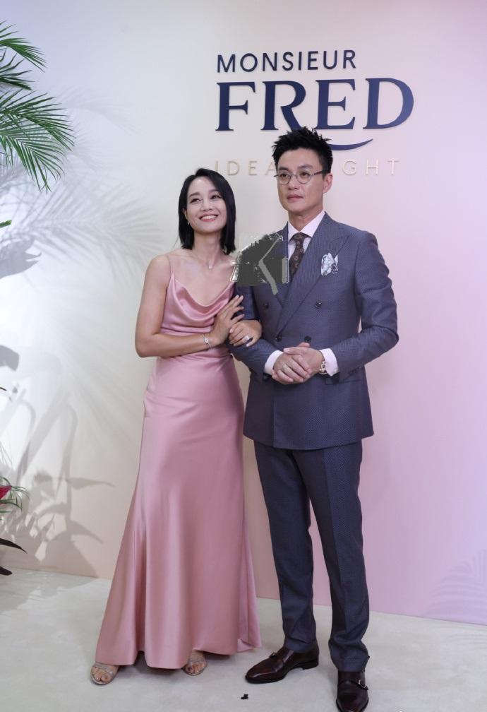 今天朱丹和周一围在上海张园出席活动，两位搭配的都很靓丽，看上去像一对年轻的情侣。