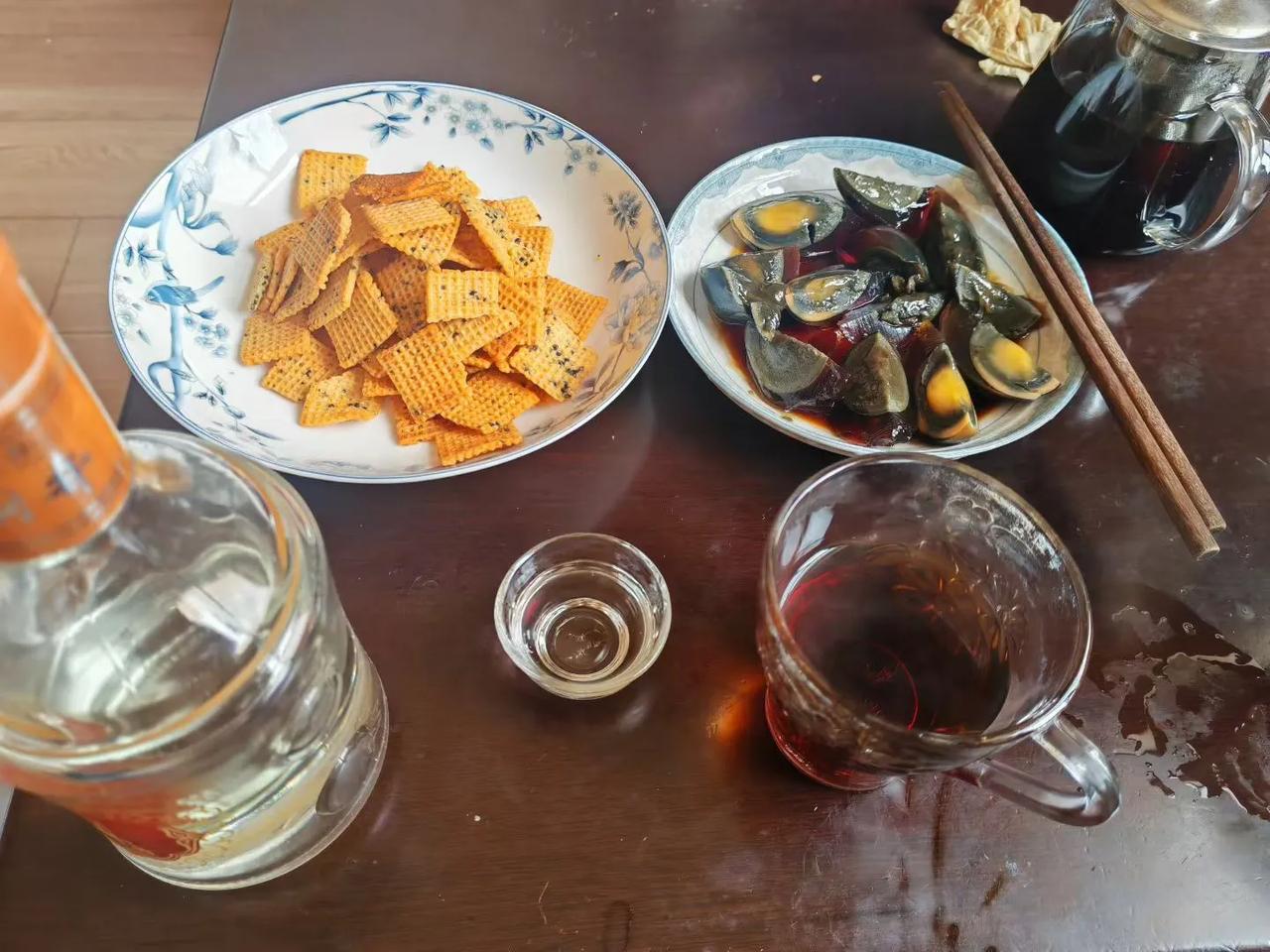 【倾城】上午。到桥西新文里参加活动，顺便看望一下老同事阿芬。她的老公，是我大学同