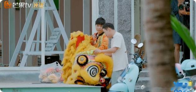 徐志胜颜安舞狮迎接苏醒  徐志胜颜安这波太会了！刘涛帮忙拖住苏醒，他俩悄悄准备舞