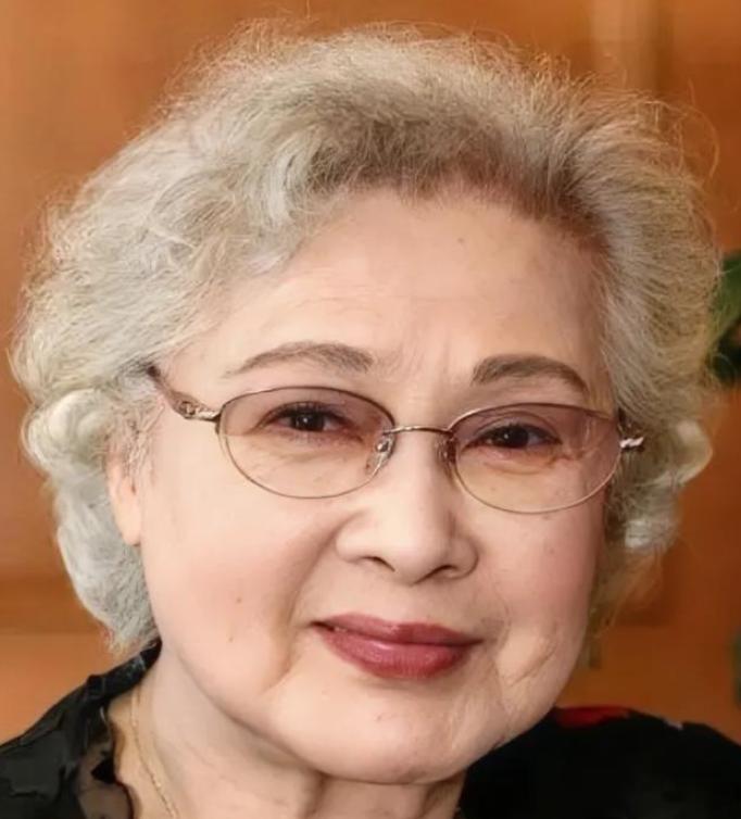 1983年秦怡正忙着为丈夫金焰准备葬礼，突然看到一个青年，扑在遗体旁哭喊着：“爸