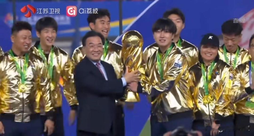 苏超决赛热火朝天。江苏省委书记、省长，分别为“苏超”冠亚军颁奖。90分钟常规时间