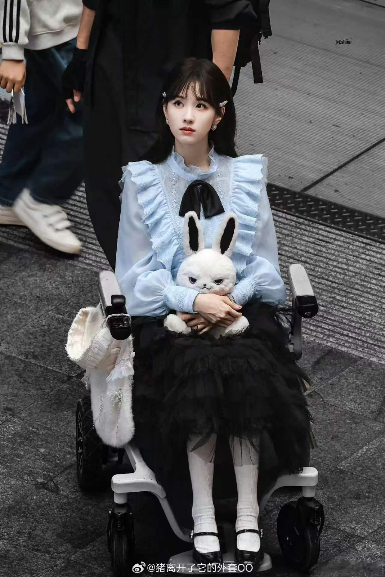 陈都灵白幼薇新造型今天也没变成玩偶呢 白兔新造型戳中审美，陈都灵清秀眉眼演绎白幼