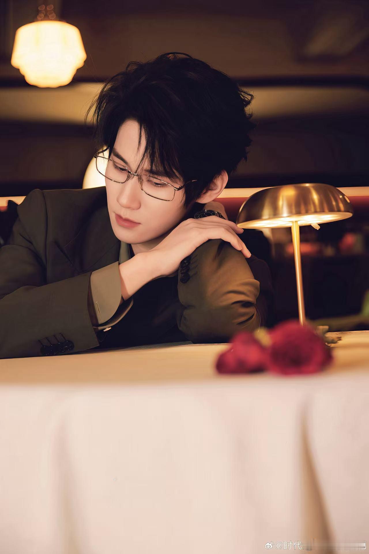 张真源疑似跑男团最后的老实人 白鹿一句话暴露张真源性格，安安静静不凑热闹，妥妥老