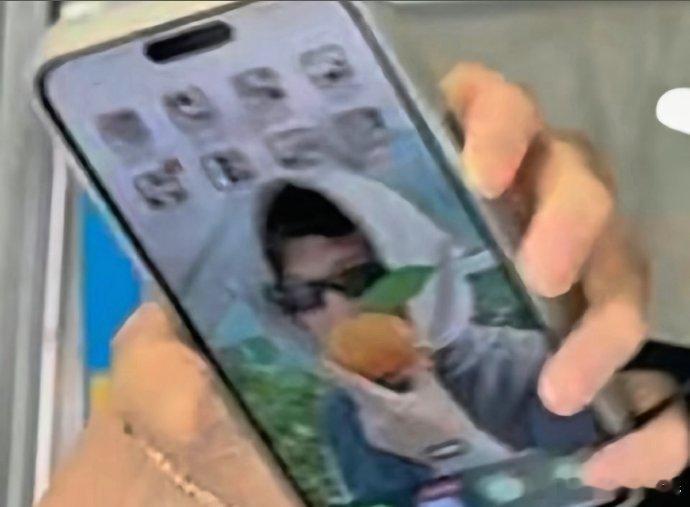 刘雯手机壁纸是井柏然没想到刘雯手机壁纸用的是井柏然。他俩谈恋爱一直很低调，不搞公