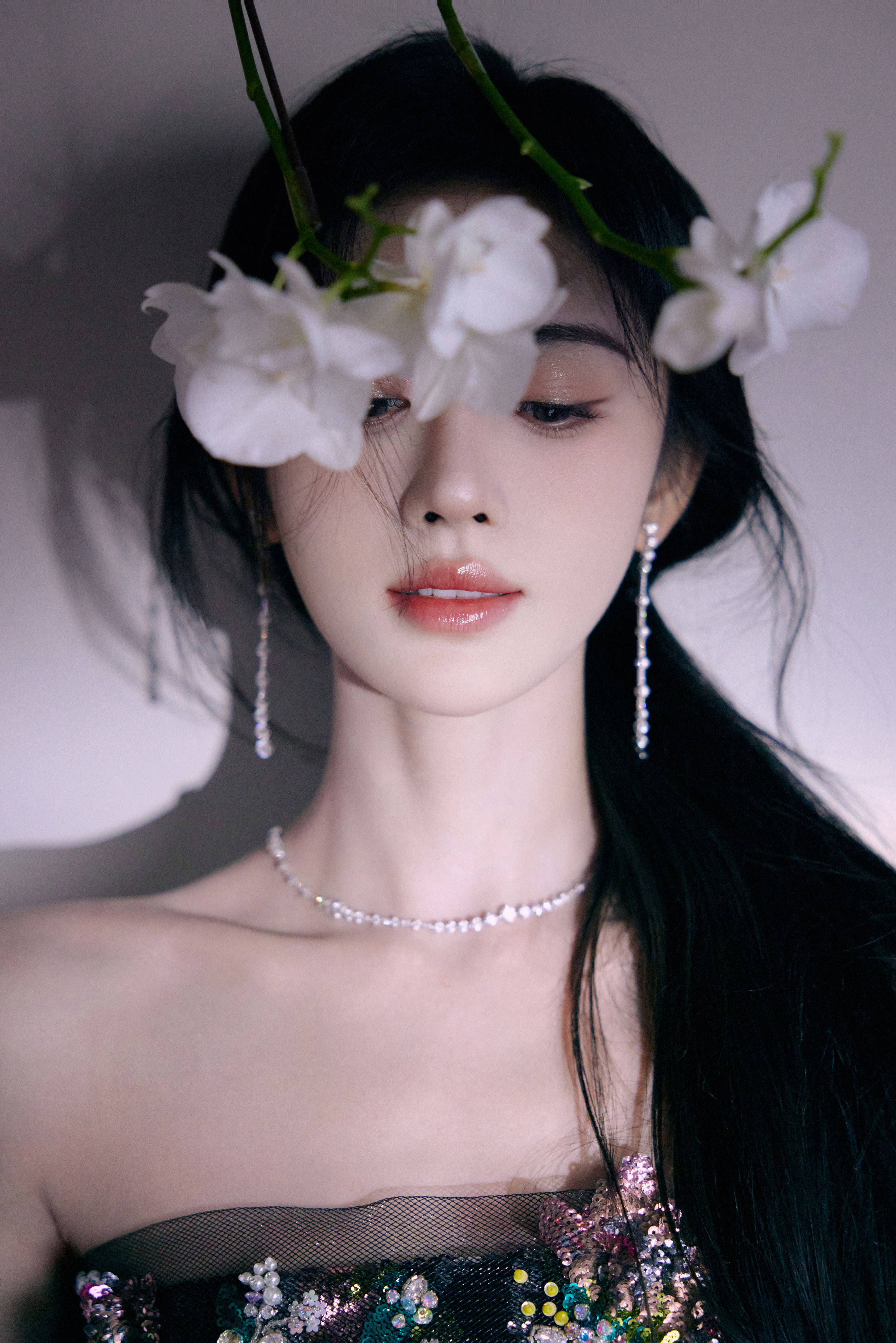 鞠婧祎 摇曳身姿，优雅迷人。#鞠婧祎红毯##鞠婧祎巅峰盛典造型##鞠婧祎暗夜繁花