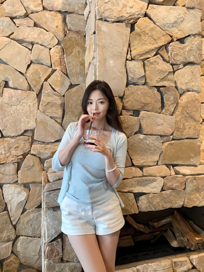 浅蓝+白，是春天的温柔配色女生怎么穿搭会看上去很优雅