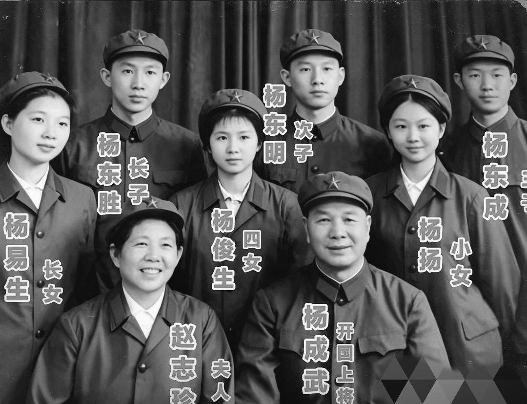 一家八口，清一色的“65式”绿军装，连个多余的杂色都没有。
 
这张珍藏于历史档
