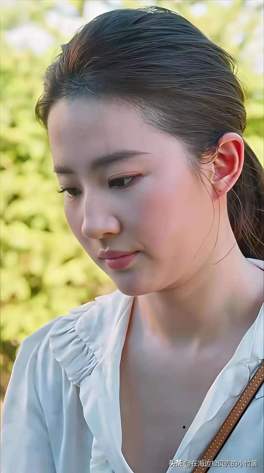 一眼万年，皆是回忆
十几年过去了，她还是当初那个模样。
没有过度的医美痕迹，只有