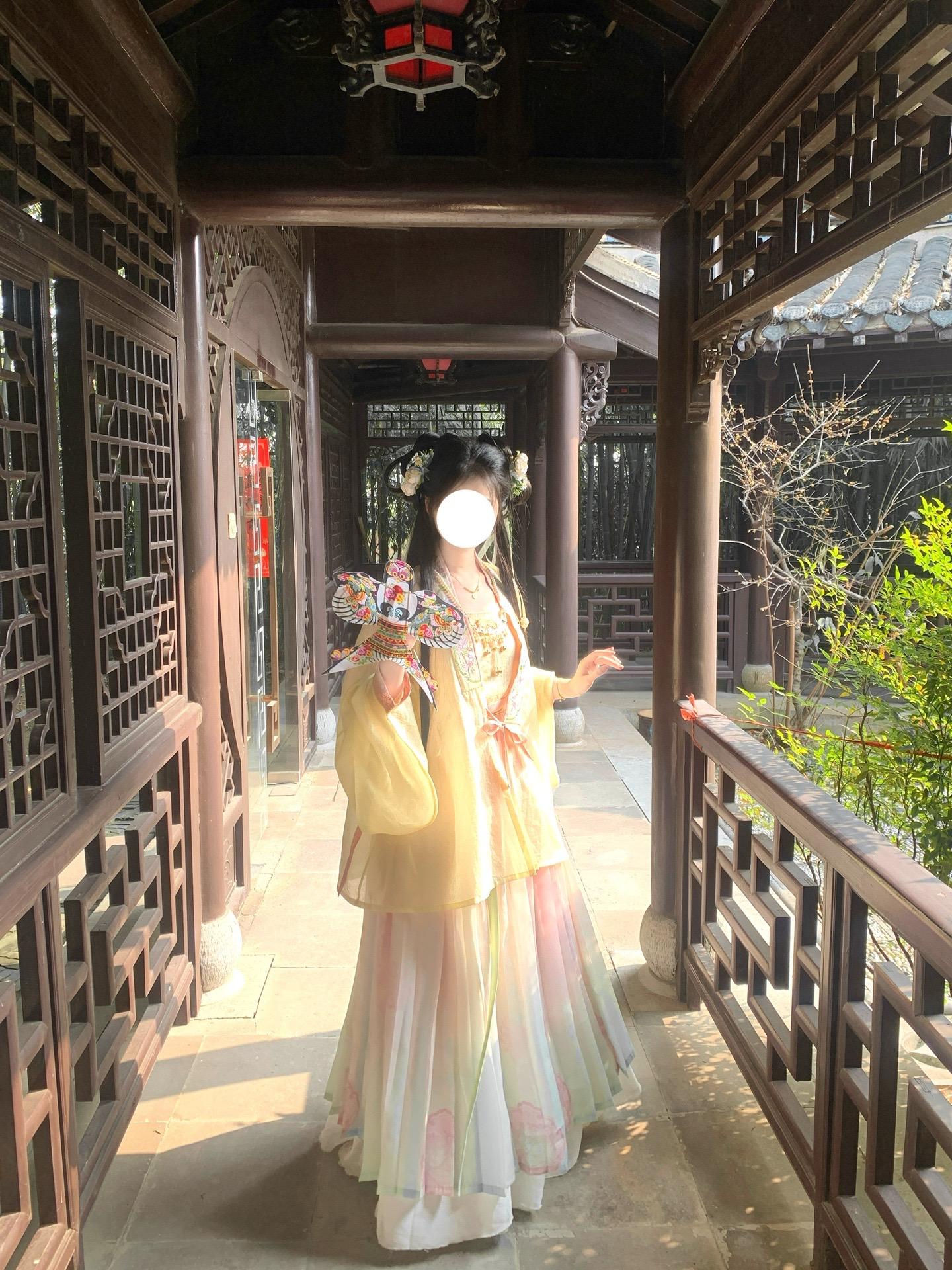 这花有什么好看的，不如看看我呀。