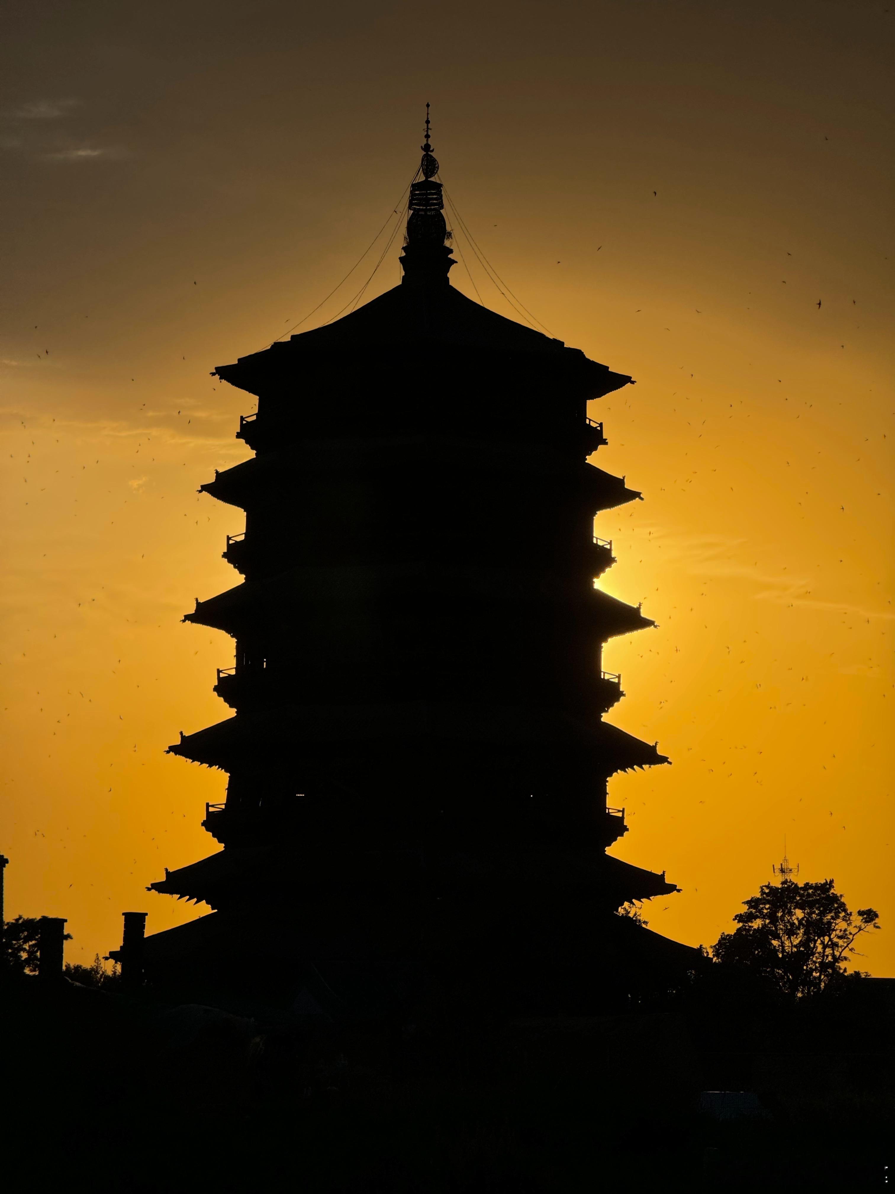 吃完晚饭，出去消食，看到夕阳下木塔的剪影，忍不住多拍了几张，没带相机，手机拍的凑