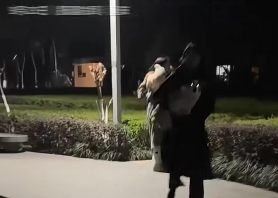 重庆一名男子因提醒女邻居遛狗牵绳而遭殴打，女邻居被判处一年刑期。男子刘先生表示，