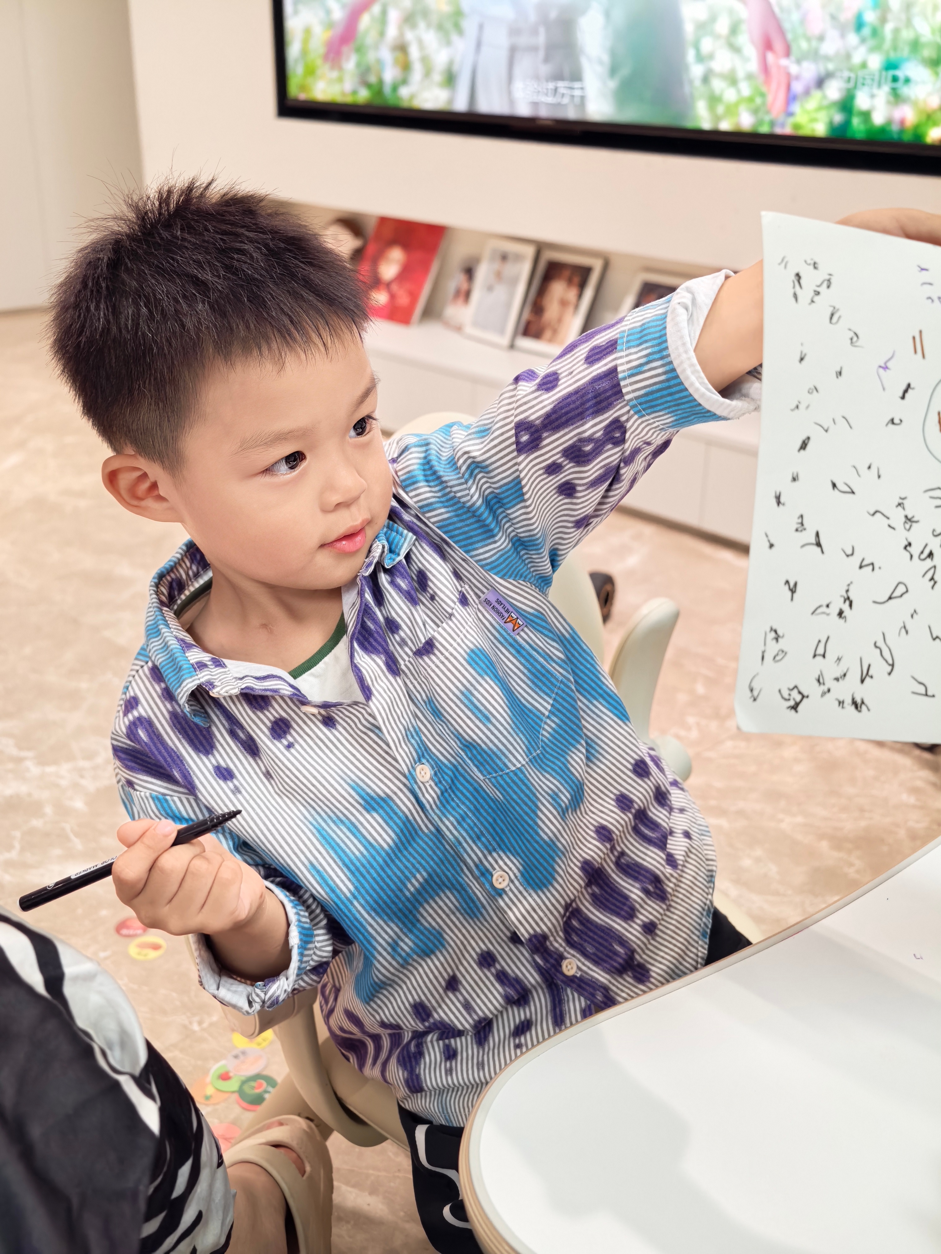小孩记忆真好，他刚 3 岁的时候教他认了大概一百多个字，我以为一个暑假过去他都忘
