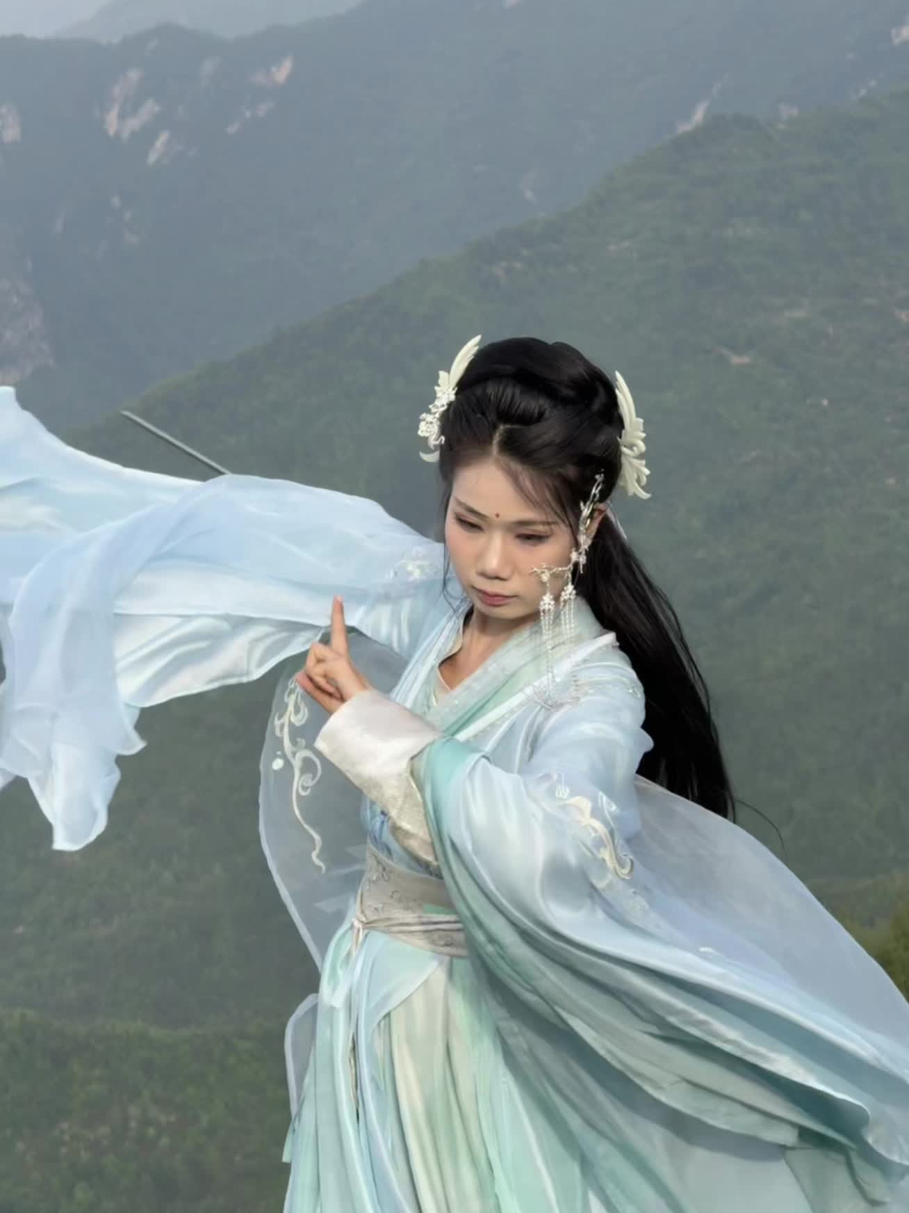 “并肩行过山与水。”