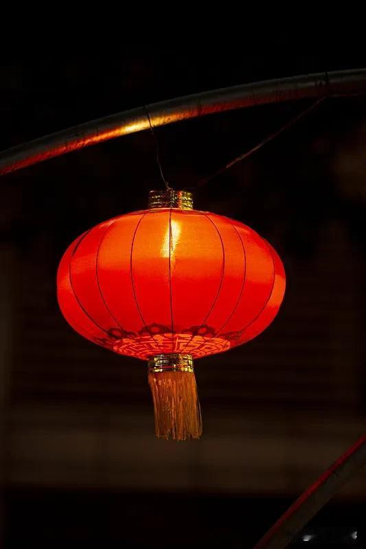 我住的老巷，天一黑就会亮起一种奇怪的灯。
 
不是电灯，也不是灯笼，是半透明的纸