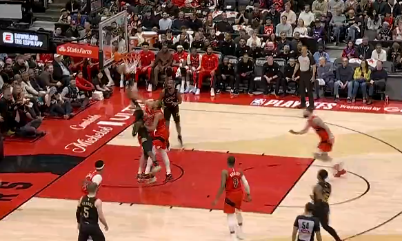 施罗德篮下进攻连续得手，个人5中4已得到8分