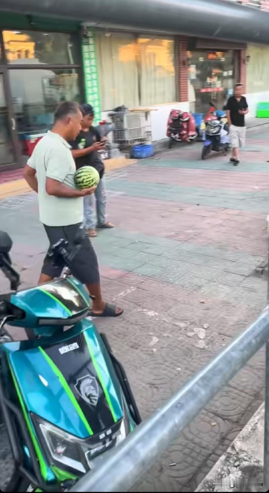 人品看细节。流浪大师沈巍抱着一个粉丝送来的西瓜在街上走着，突然看到一点果皮纸屑，