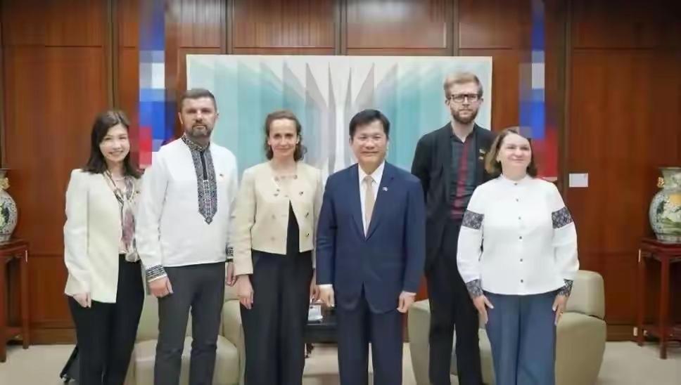 乌克兰外长前脚刚收到访华邀请，后脚自家议员就组团窜访台湾，还坐上咱们海巡的舰艇去