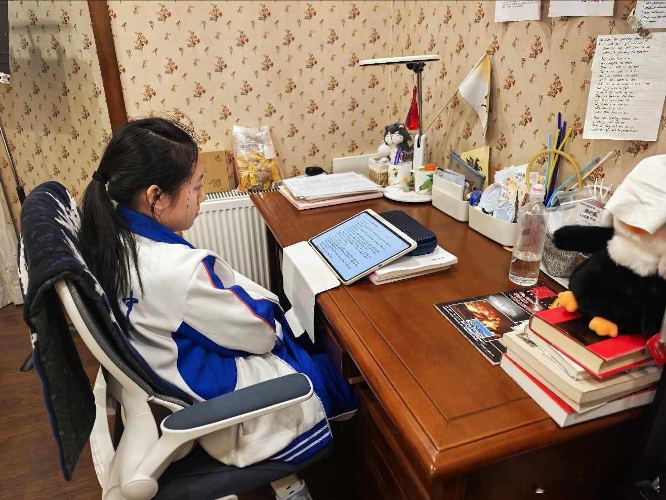 逗比小孩 “挽救计划”的后劲真大，看完电影，女长官唱的离别歌，我循环听了两三天，