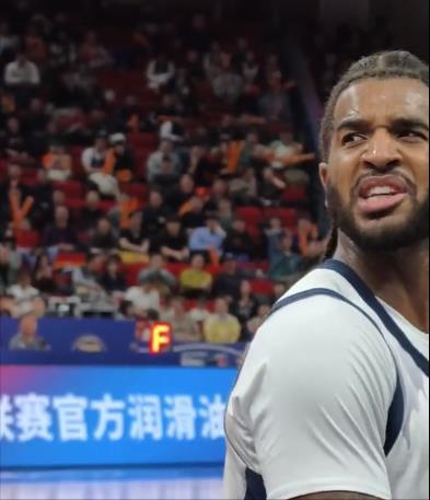 山东队外援克里斯真是爱惹事，对着上海球迷居然骂出了中文国骂，他这学习的中文好的没