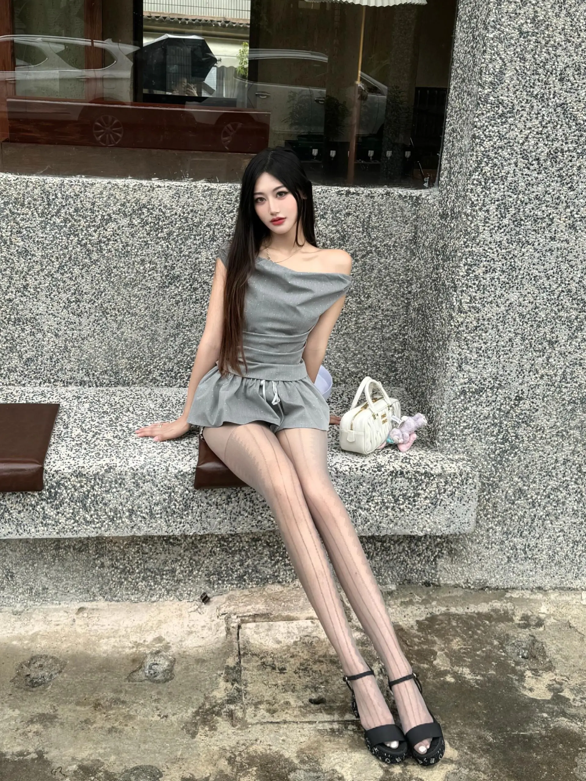 随便走走都能出片的一天🌿 穿搭是灰色的，但心情是彩色的～