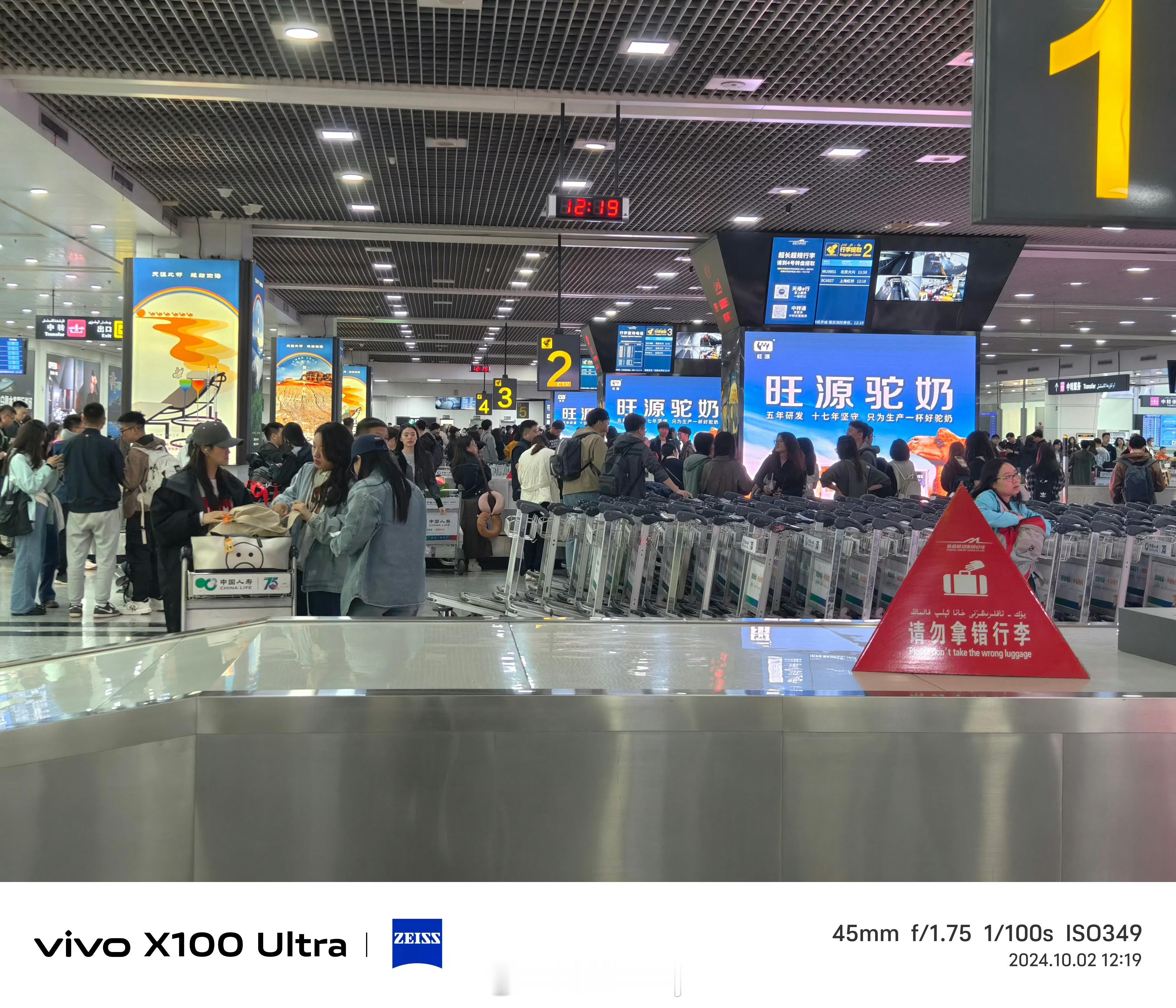 同航班三个同款行李箱三箱主全拿错 尴尬，所以建议绑个行李牌方便认，这也是为啥很多