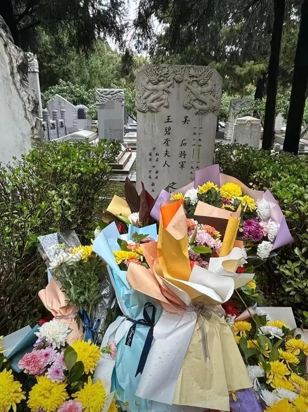 《沉默的荣耀》泪目，北京香山吴石将军墓前摆满了鲜花。

吴石将军牺牲44年后，骨