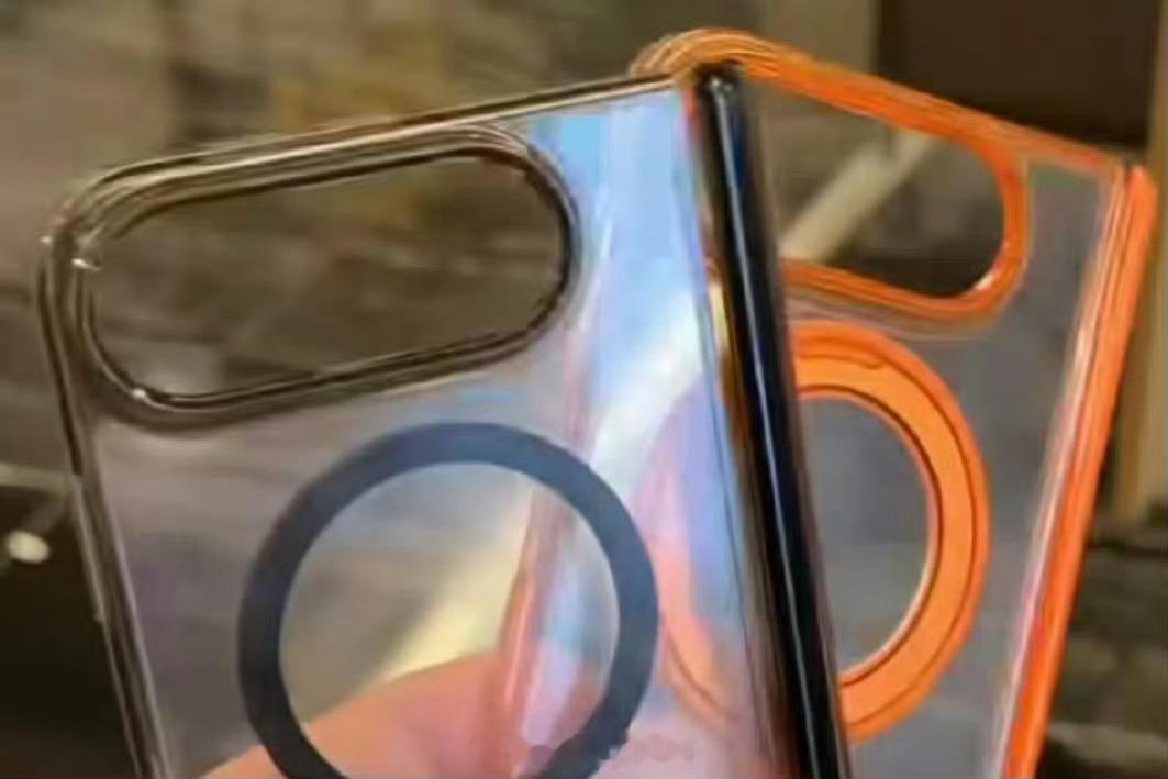 折叠iPhone手机壳曝光，咱别的先不说，这手机壳是真有点丑啊😂从手机壳来看，