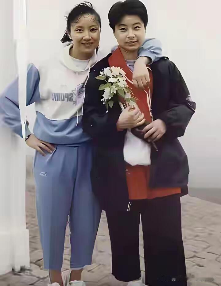别看右边这位留着短头发的女生长相平平，有点女生男相，但多年之后她成为了跳水女皇，