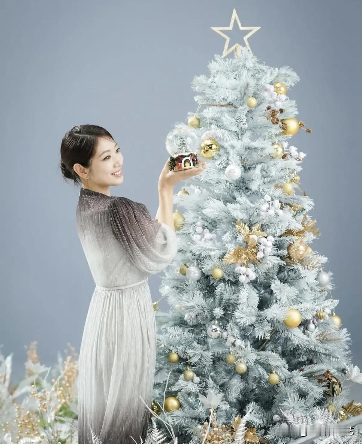 11月，演员朴信惠在自己的Instagram上上传了多张照片。公开的照片中，朴信