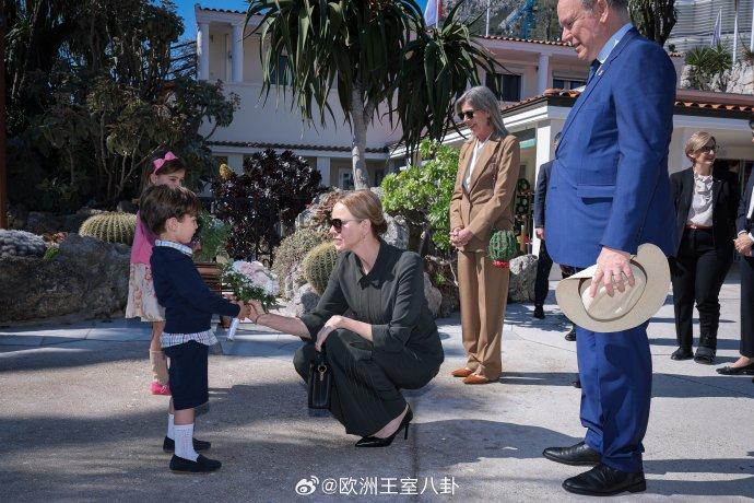 3月25日，摩纳哥亲王阿尔贝二世、王妃夏琳和卡洛琳公主出席异国花园重开仪式

这