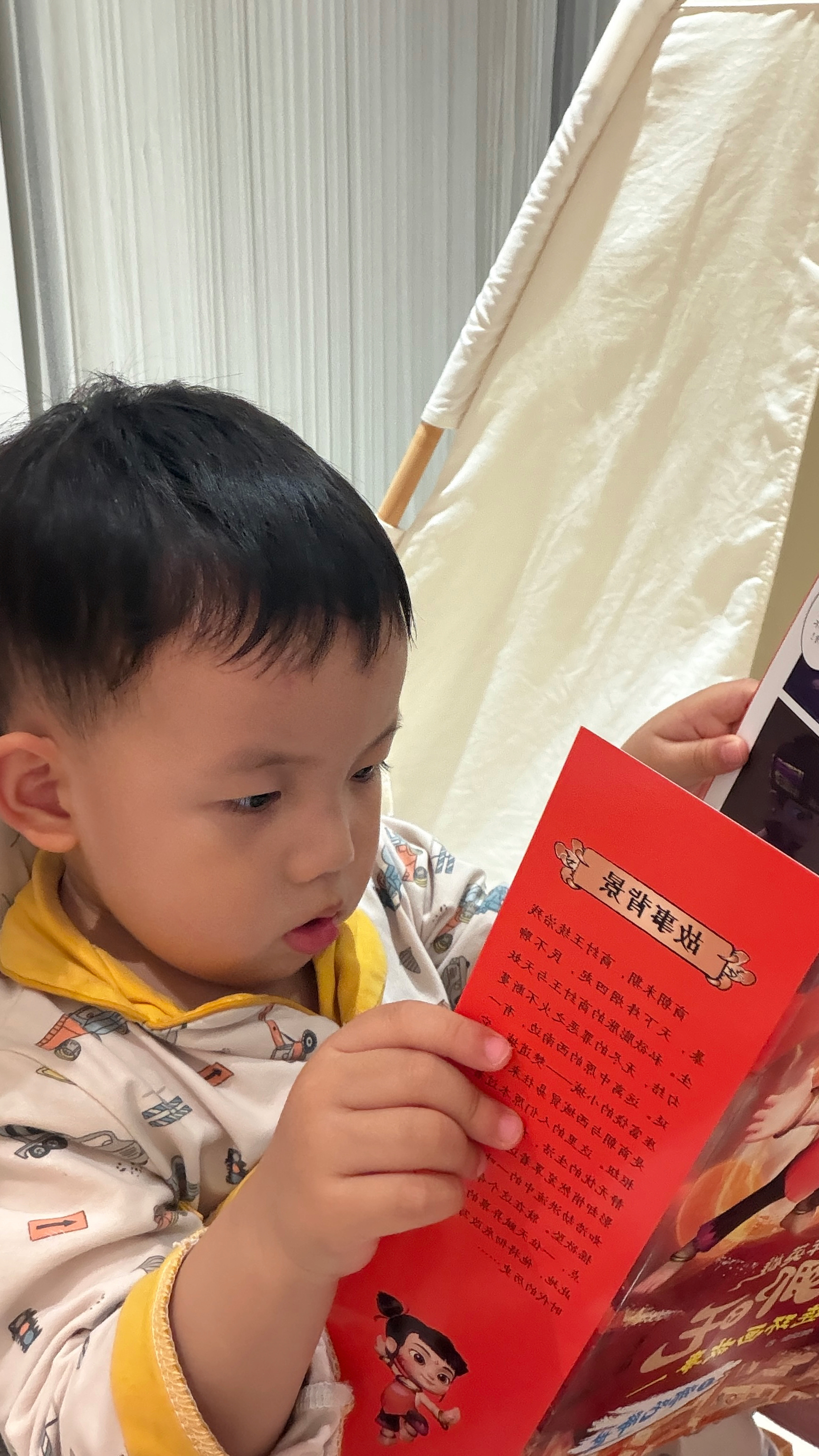 早。我没让他摆拍，但是他就这样装模作样看书看了很久。这个遗传基因隐隐约约像谁？ 