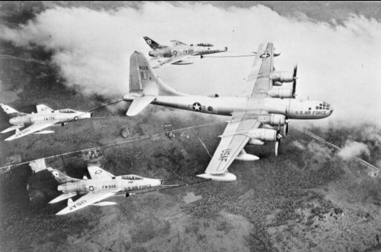 1956年，美国空军在佛罗里达州埃格林空军基地，用KB-50D加油机为3架F-1