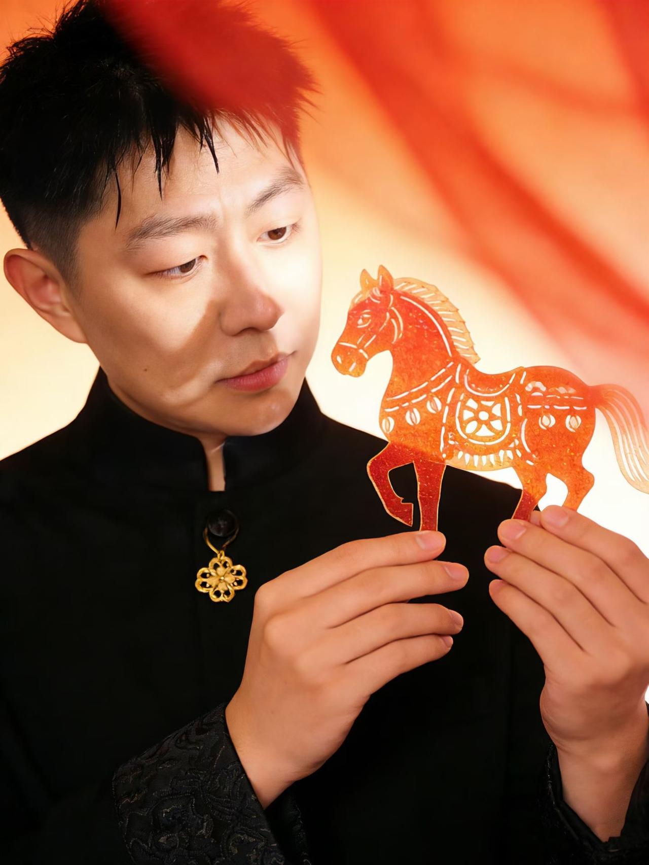 春节了，拍组形象照，今年不用去海马体了，手机拍完后，AI处理下就行了。