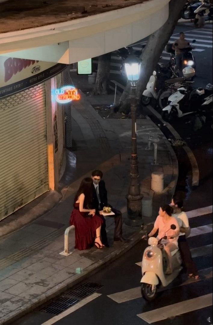 丁禹兮拍戏被路人当场夸好帅丁禹兮孟子义是怎么绷住不笑的拍摄深情对手戏偶遇路人骑小